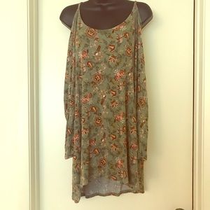 Long sleeved cold shoulder plus size floral top